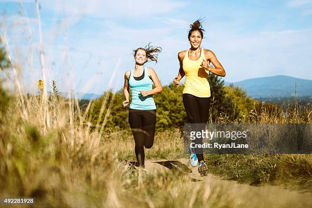 freunde jogging in der natur in der umgebung - trailrunning stock-fotos und bilder