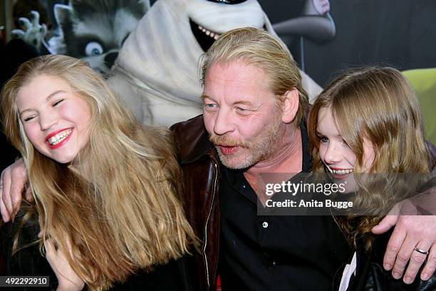 Ben Becker with daughter Lilith Becker and his niece Lulu Becker attend the German premiere for the film 'Hotel Transsilvanien 2' at Zoo Palast on...