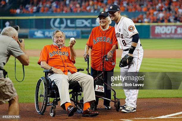 Former President George H.W. Bush, former First Lady Barbara Bush, and Jed Lowrie of the Houston Astros pose for a picture prior to game three of the...