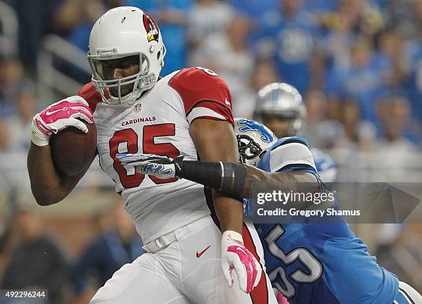 Darren Fells of the Arizona Cardinals catches a second quarter touchdown while being defended by Stephen Tulloch of the Detroit Lions at Ford Field...