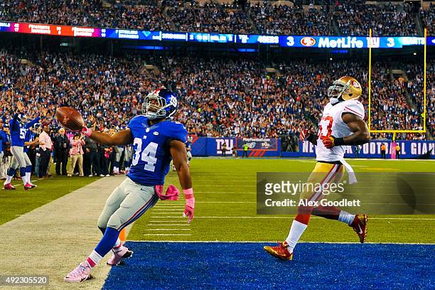 Shane Vereen of the New York Giants scores a touchdown as he runs past NaVorro Bowman of the San Francisco 49ers in the second quarter during a game...