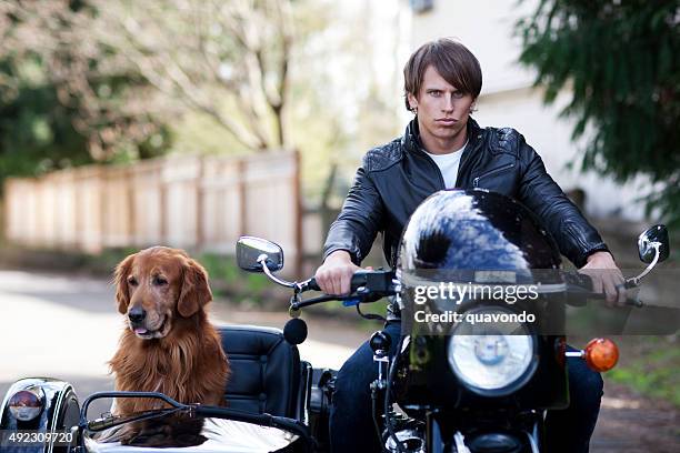 schöne motorcyclist mit seinem hund in der side car - dog seat for motorcycle stock-fotos und bilder