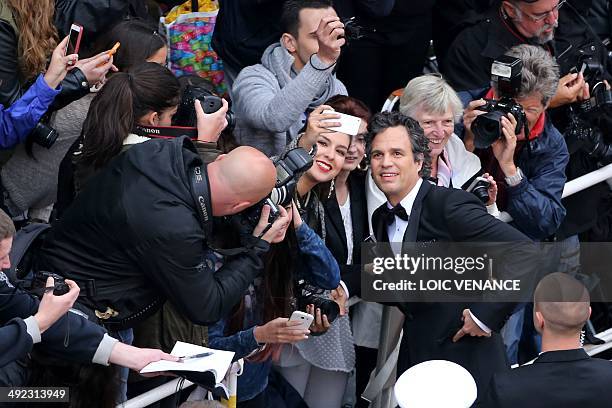 Actor Mark Ruffalo poses with fans as he arrives for the screening of the film "Foxcatcher" at the 67th edition of the Cannes Film Festival in...