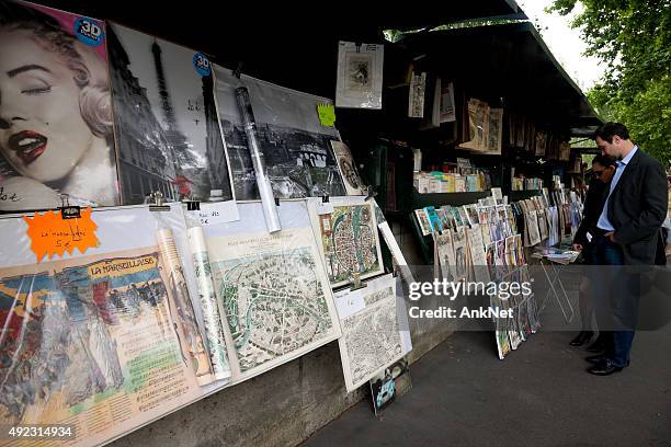 livre vintage marché à paris, en france - marché de plein air photos et images de collection