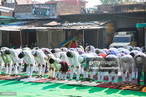 large group of people praying namaz on eil-al-adha - salah islamic prayer stockfoto's en -beelden