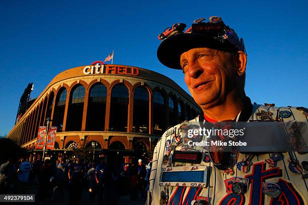 New York Mets fan poses outside of the stadium prior to game three of the National League Division Series between the Los Angeles Dodgers and the New...