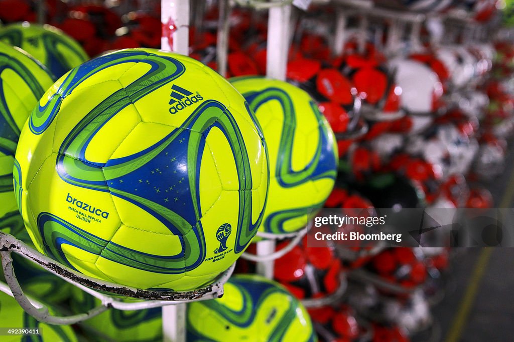 Asesino Inscribirse camión Adidas AG "Brazuca Replica Glider" soccer balls sit on a rack at the...  Fotografía de noticias - Getty Images