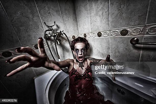 ハロウィーン theme.scary ガールのバスルーム。 - zombie girl ストックフォトと画像