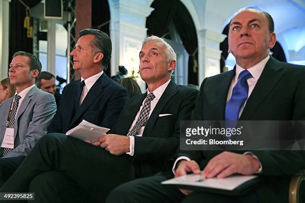Philipp Hildebrand, vice chairman of BlackRock Intl., second left, Urs Rohner, chairman of Credit Suisse Group AG, center, and Axel Weber, chairman...