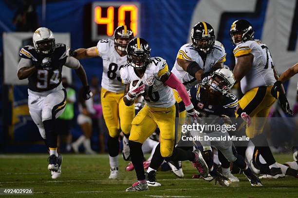 Running back Le'Veon Bell of the Pittsburgh Steelers runs against the San Diego Chargers defense at Qualcomm Stadium on October 12, 2015 in San...