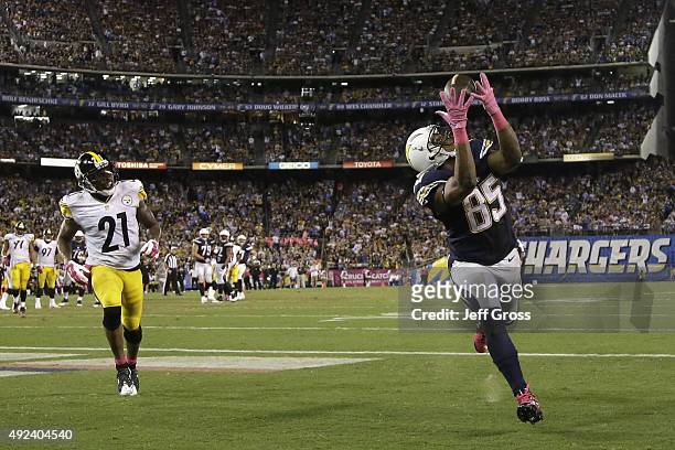 Tight end Antonio Gates of the San Diego Chargers catches a touchdown reception against the Pittsburgh Steelers at Qualcomm Stadium on October 12,...
