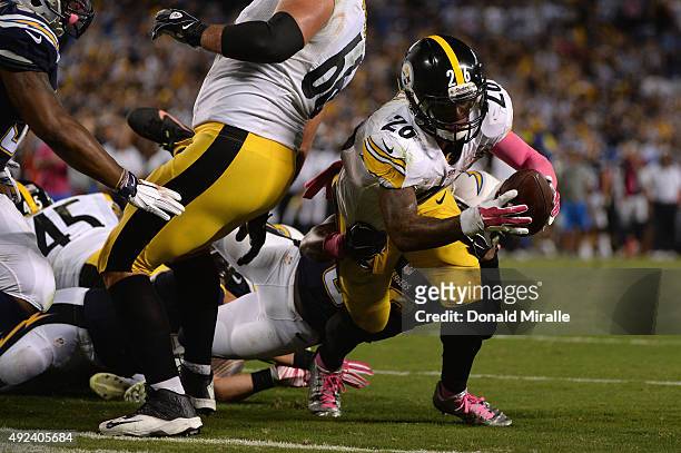 Running back Le'Veon Bell of the Pittsburgh Steelers scores the game-winning field goal against the San Diego Chargers as the Steelers won 24-20 at...