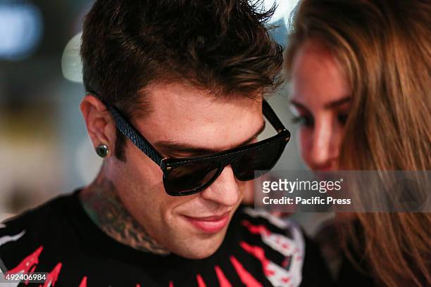 The Italian rapper Fedez has met hundreds of his fans to autograph the repack album "Pop-Hoolista", titled "Pop-Hoolista Cosodipinto Edition", using...