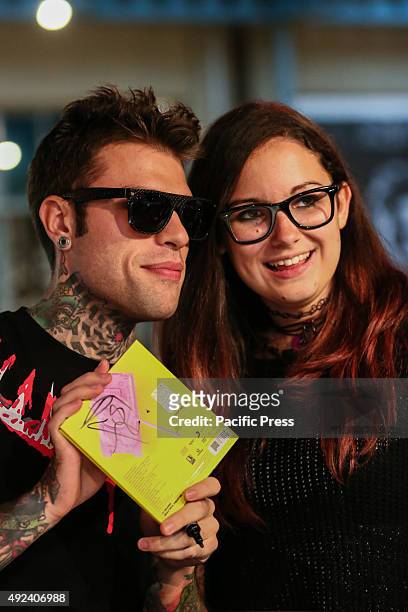 Fedez show his album with his fan. The Italian rapper Fedez has met hundreds of his fans to autograph the repack album "Pop-Hoolista", titled...