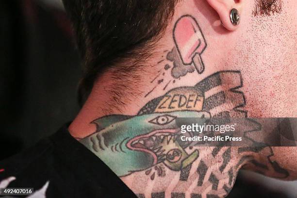 The tattoo on Fedez's neck. The Italian rapper Fedez has met hundreds of his fans to autograph the repack album "Pop-Hoolista", titled "Pop-Hoolista...
