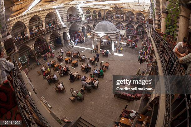 weitwinkel blick auf die hasan pasa hani in diyarbakir, türkei - diyarbakir stock-fotos und bilder