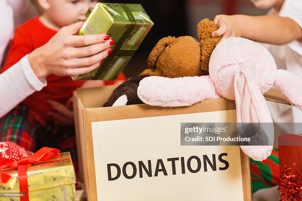 Familie Spenden für wohltätige Zwecke und Spielzeug und Geschenke für Weihnachten Urlaub