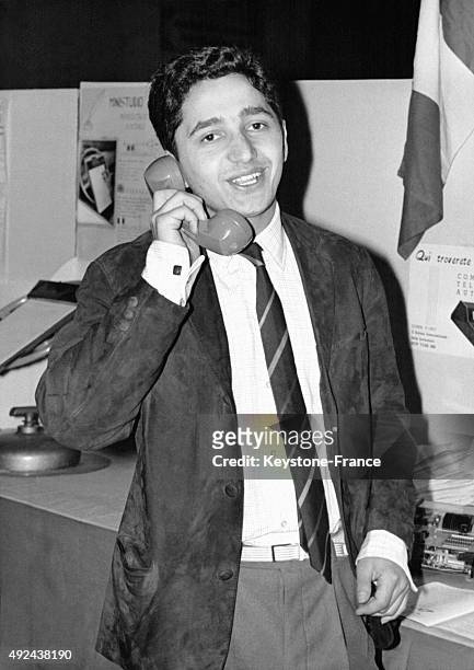 Un jeune homme fait la demonstration du premier telephone sans fil lors du salon international des inventeurs le 10 mars, 1967 a Bruxelles, Belgique.