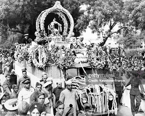 Les cendres du Mahatma Gandhi sont portees dans les rues le 17 fevrier, 1948 a Allahabad, Inde.
