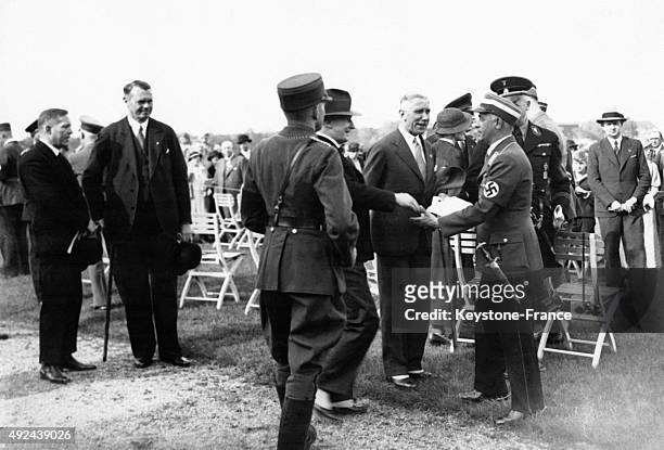 Le bourgmestre-gouverneur de Berlin Heinrich Sahm, le vice-chancelier du Reich Franz von Papen et le ministre des sports du Reich Hans von Tschammer...