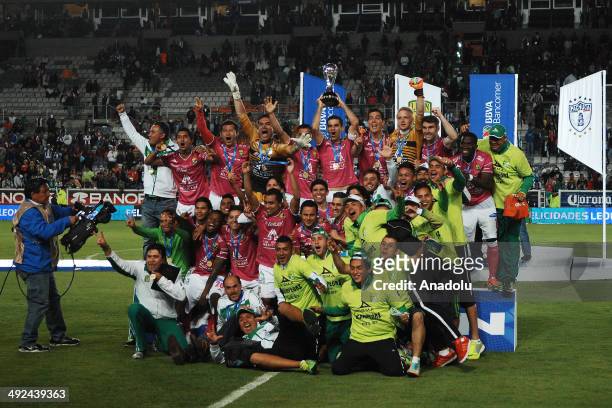 Players of Leon, celebrate with the trophy after the Liga BBVA Bancomer MX final match between Pachuca and Leon at Hidalgo Stadium on May 18, 2014 in...