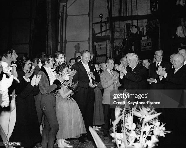 Le marechal Nikolai Bulganin et Nikita Khrushchev avec le premier ministre britannique sir Anthony Eden rencontrant les artistes apres la...