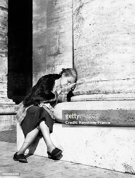 Une femme dort sur la place Saint-Pierre au Vatican.