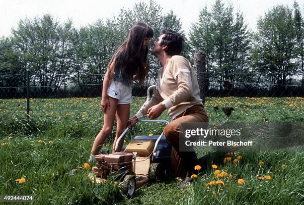 "Alexandra Wilcke, Claus Wilcke, Homestory, bei der Gartenarbeit beim Rasen mähen im Garten am in Hamburg, Deutschland. "