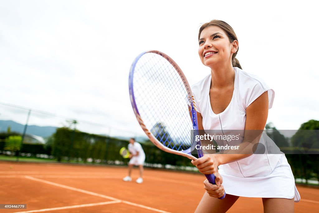 Donna giocare a tennis
