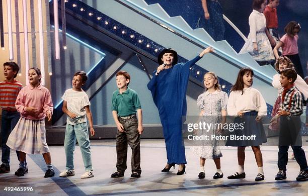 "Mireille Mathieu und Kinder, ZDF-Benefiz-Gala-Show ""Groß hilft Klein"" während der Internationalen Funkausstellung am in Berlin, Deutschland. "
