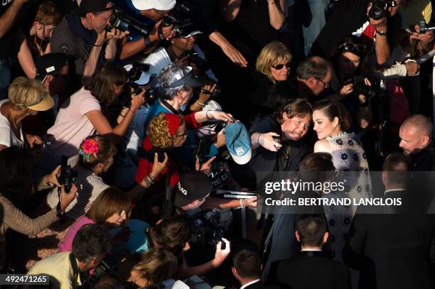 French actress Marion Cotillard poses for selfies as she arrives for the screening of the film "Deux Jours, Une Nuit at the 67th edition of the...