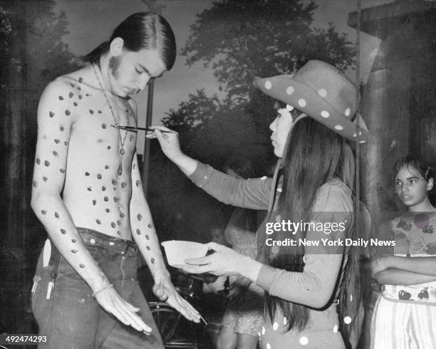 Yayoi Kusama paints body of Kent Feathergill.