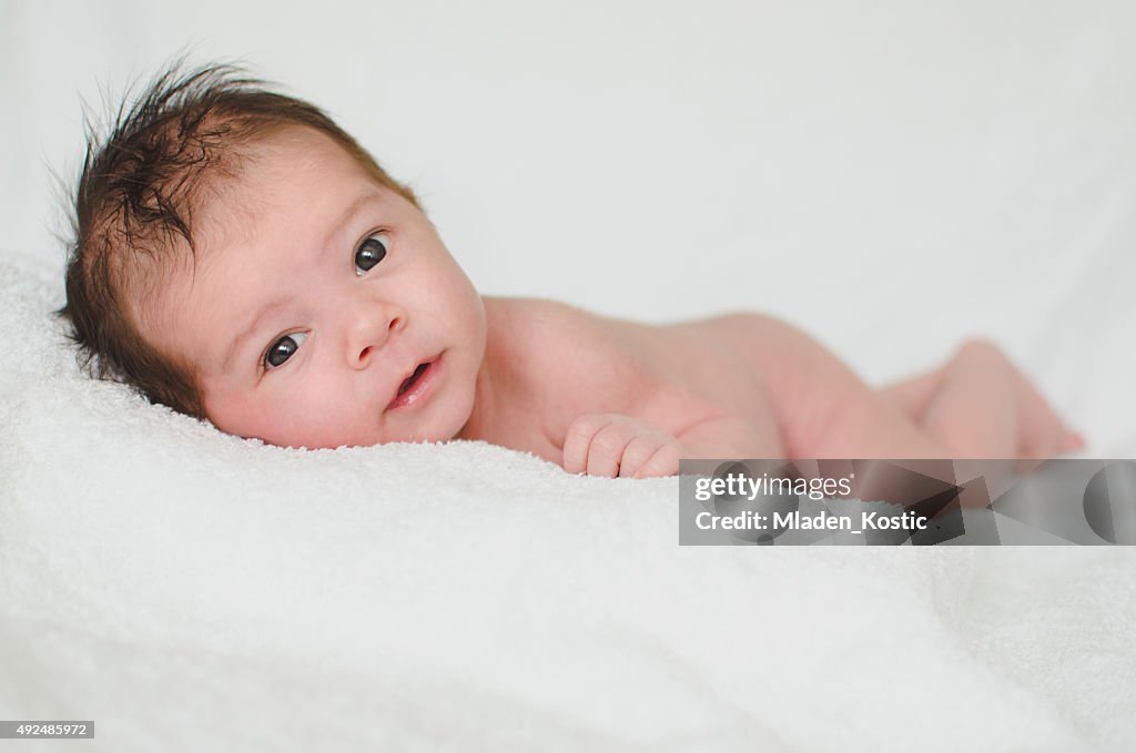 Neugeborenes Baby Boy auf einer Decke