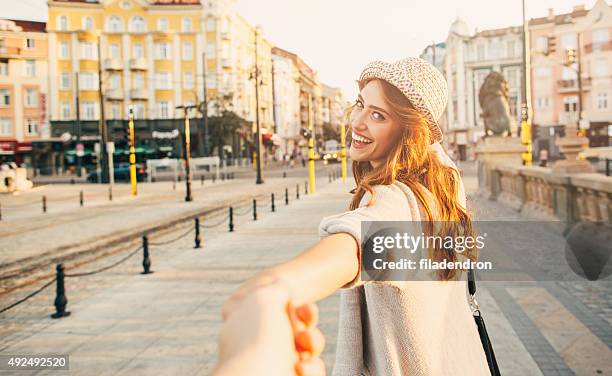 segue-me - ir atrás de imagens e fotografias de stock