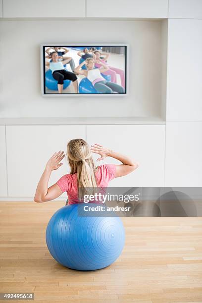mujer ejercicio en su hogar - yoga ball fotografías e imágenes de stock