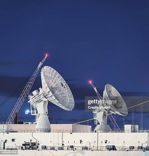 dishes pointed skyward - schotelantenne stockfoto's en -beelden