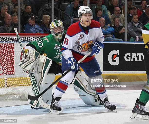 Antoine Bibeau of the Val'Dor Foreurs looks around Henrik Samuelsson of the Edmonton Oil Kings during Game Five of the 2014 MasterCard Memorial Cup...