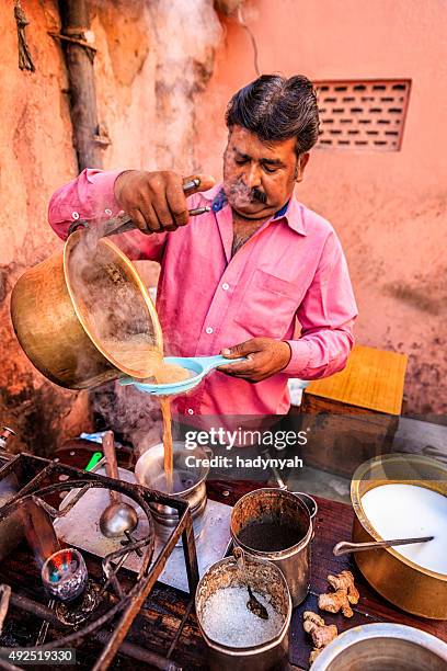 indian street vendeur vente de thé masala chai à jaipur - indian spices photos et images de collection