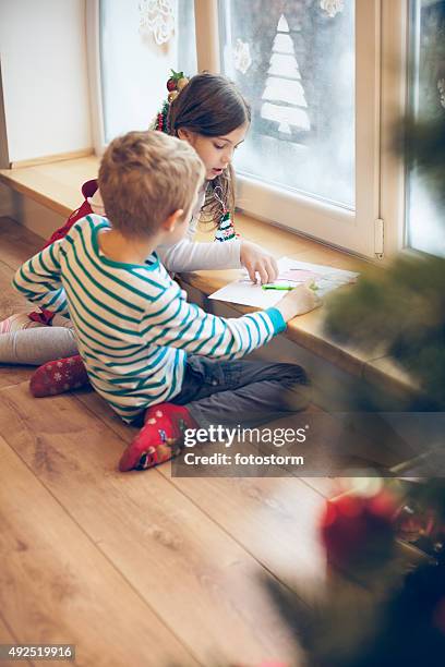 kinder einen brief an den weihnachtsmann - alter wunsch fürs neue jahr stock-fotos und bilder