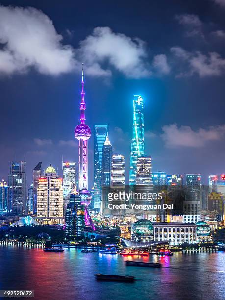 shanghai skyline at night - internationaal monument stockfoto's en -beelden