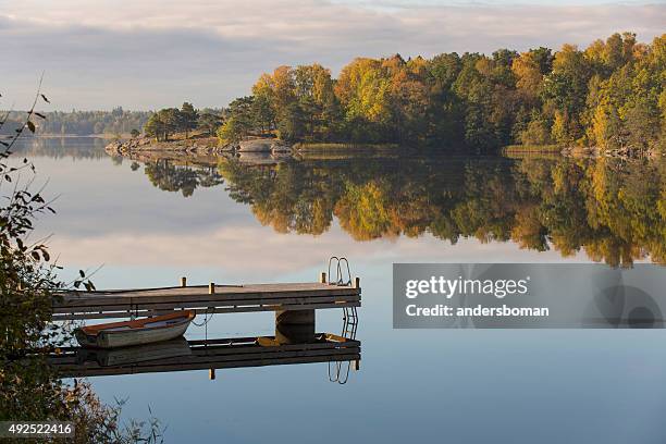 mattina luce sul lago in barca e panorama molo - molo foto e immagini stock