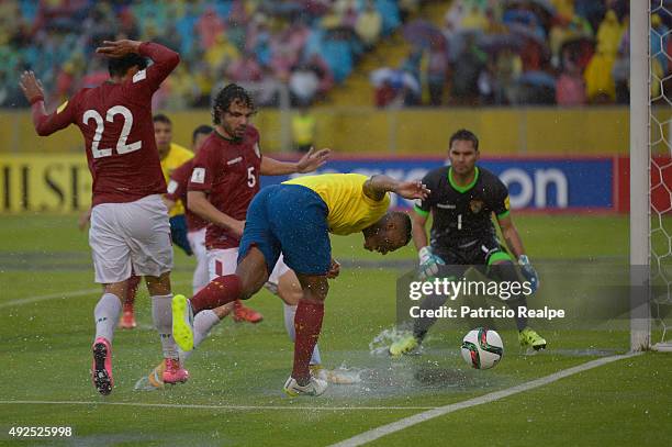 Antonio Valencia of Ecuador fights for the ball with Edward Centeno and Fernando Marteli of Bolivia fight for the ball during a match between Ecuador...