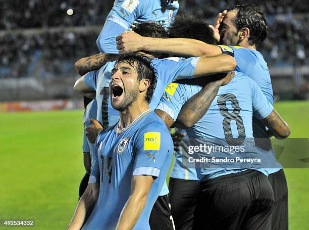 Nicolás Lodeiro of Uruguay celebrates with teammates after Abel Hernandez scored the third goal during a match between Uruguay and Colombia as part...