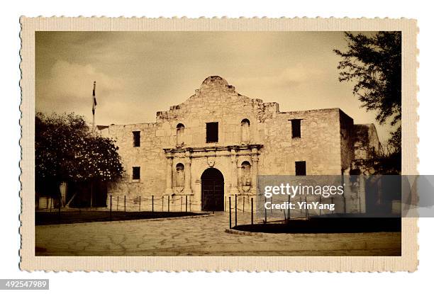 retro postcard of mission alamo in san antonio texas usa - ansichtskaart stockfoto's en -beelden