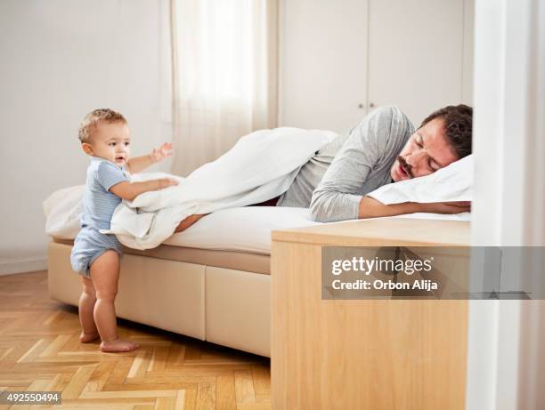 padre figlio risveglio - man funny pajamas foto e immagini stock