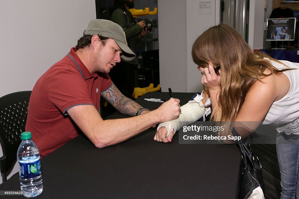 Musician Tom DeLonge signs fan's cast at A Conversation With Tom ...