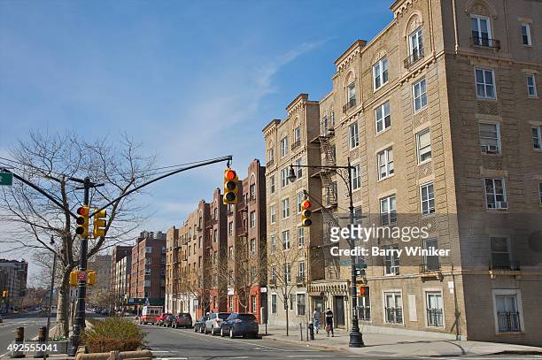 large apartment buildings facing boulevard - the bronx imagens e fotografias de stock