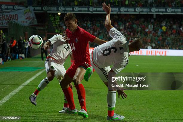 Javier Aquino and Jorge Torres Nilo of Mexico fight for the ball with Valentin Pimentel of Panama during the International Friendly match between...