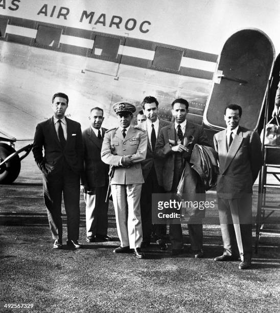 Photo prise le 22 octobre 1956 à l'aéroport de Rabat des cinq leaders du FLN s'apprêtant à prendre l'avion d'Air Maroc à destination de Tunis. Leur...