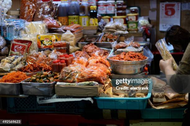 koreatown - supermarkt gang stock-fotos und bilder